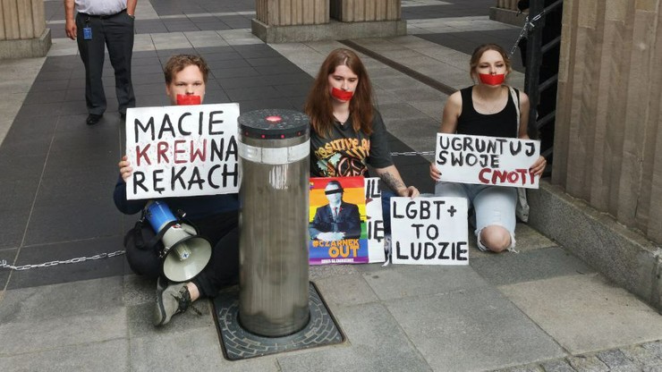 Warszawa. Troje aktywistów przykuło się do bramy Ministerstwa Edukacji i Nauki