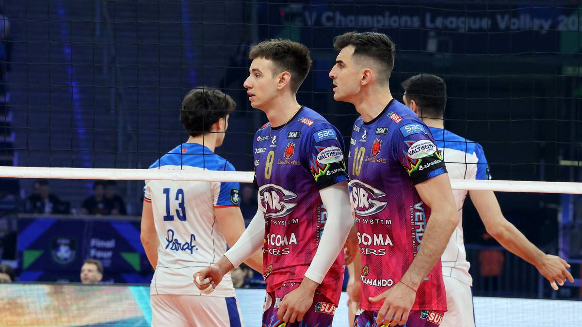 Trzech siatkarzy w niebiesko-fioletowych strojach drużyny z logo "Sir Safety"