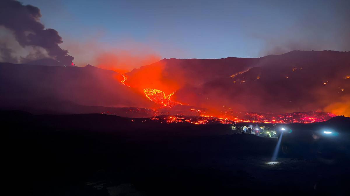Lotnisko w Katanii wciąż zamknięte po wybuchu wulkanu Etna. Niepewność wśród turystów