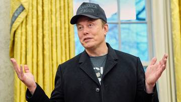 Elon Musk w czapce z daszkiem "AMERICA FIRST"