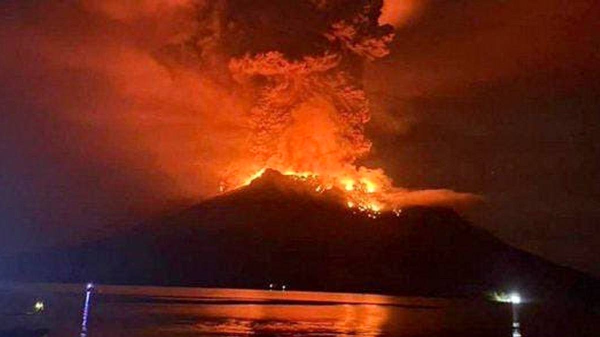 Erupcja wulkanu Ruang na Indonezji. Fot. Twitter.