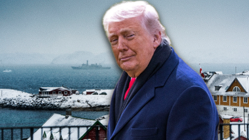 Donald Trump na tle zimowego krajobrazu Grenlandii z domami i statkami.