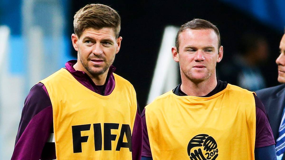 Dw&oacute;ch mężczyzn w ż&oacute;łtych kamizelkach treningowych FIFA na boisku piłkarskim.