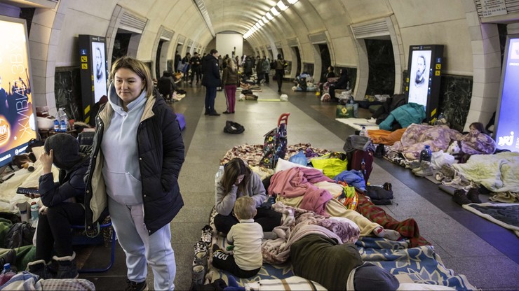 Wojna w Ukrainie. Po inwazji Rosji i ostrzale Kijowa w metrze na stałe zamieszkało 15 tys. ludzi