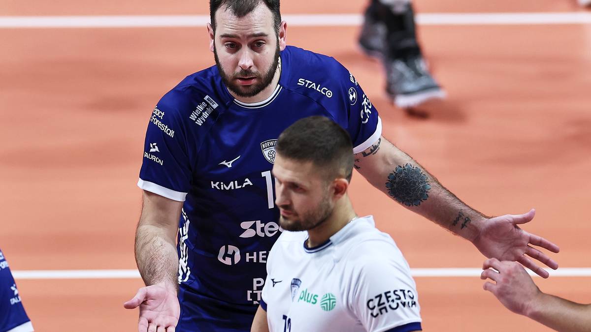 Dwóch siatkarzy rozmawia na boisku.