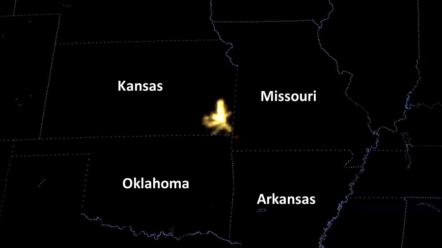 Satelita GOES-16 uwiecznił rekordową błyskawicę nad środkową częścią USA. Fot. NOAA.