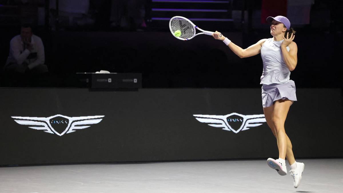 Tenisistka Iga Świątek wykonuje serwis podczas meczu.