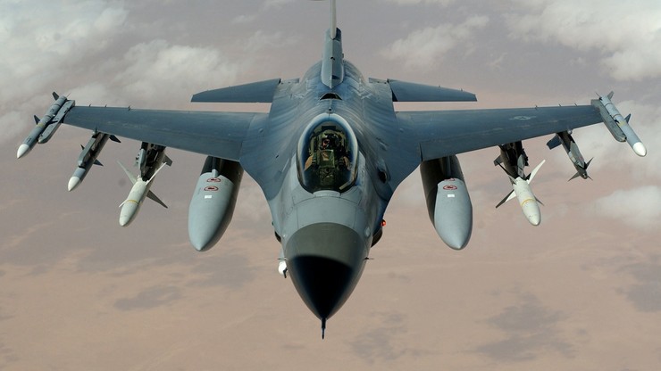 Katastrofa myśliwca F-16. Pilot zdążył się katapultować
