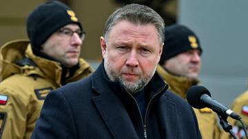 Minister spraw wewnętrznych i administracji Marcin Kierwiński przemawia do mikrofonu.