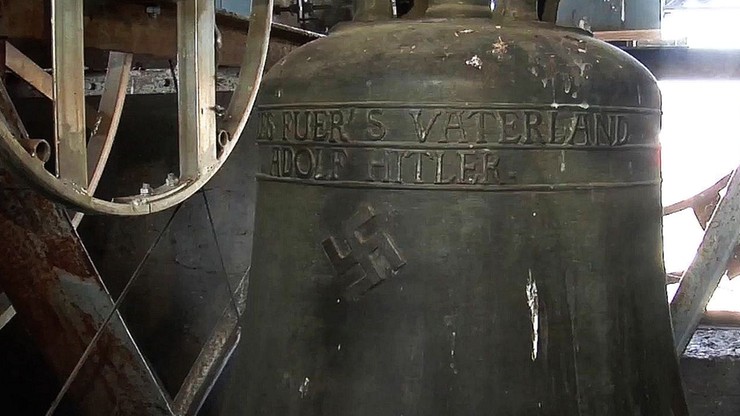 Swastyka i inskrypcja "Wszystko dla Ojczyzny - Adolf Hitler" na kościelnym dzwonie