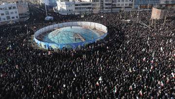 "Śmierć Ameryce" i tańce na ulicach. Reakcje Irańczyków na zabicie ajatollaha