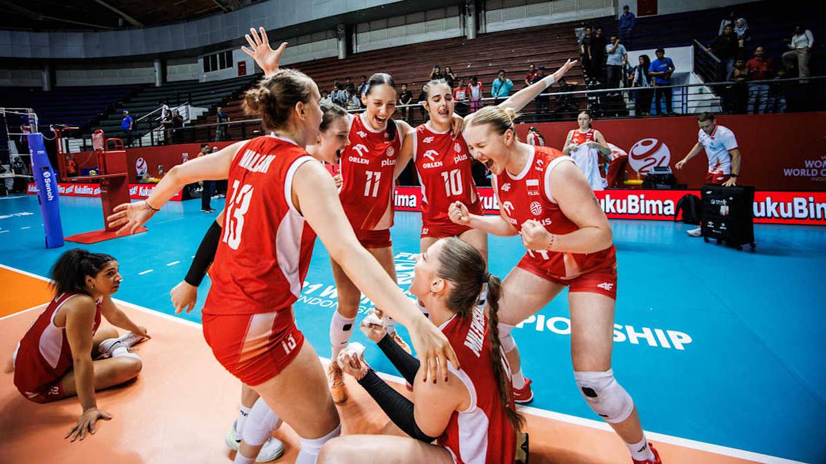 Siatkarki w biało-czerwonych strojach cieszą się po zdobyciu punktu podczas meczu.