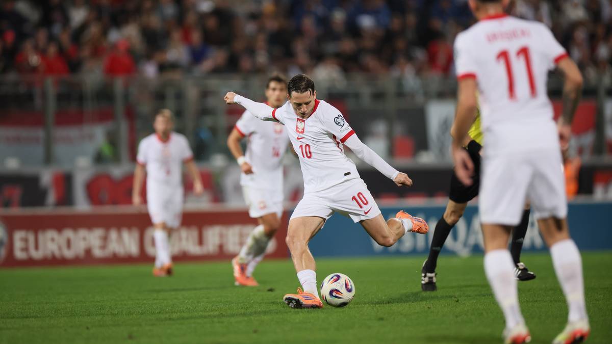 Piłkarz w białej koszulce z numerem 10 kopie piłkę