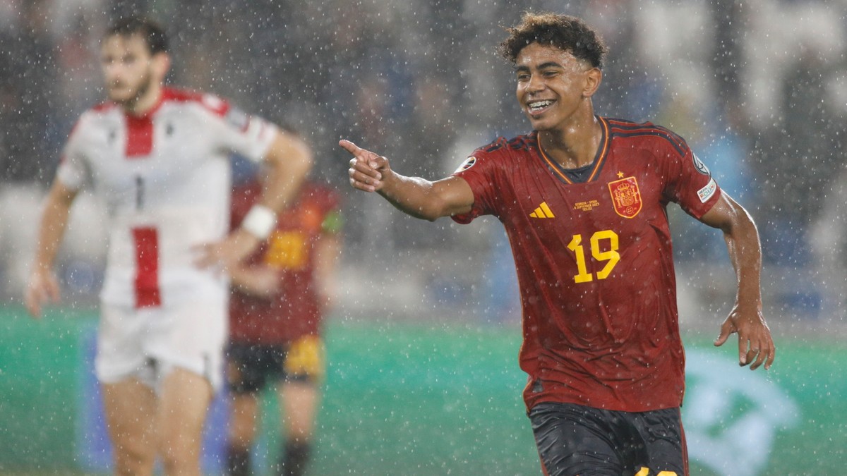 7:1!  España derrotó al rival y el jugador más joven de la historia marcó un gol