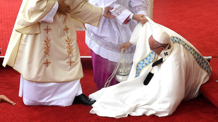 Papież upadł podchodząc do ołtarza