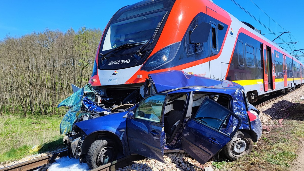Tomaszów Mazowiecki: Wypadek na niestrzeżonym przejeździe kolejowym. Nie żyją dwie osoby