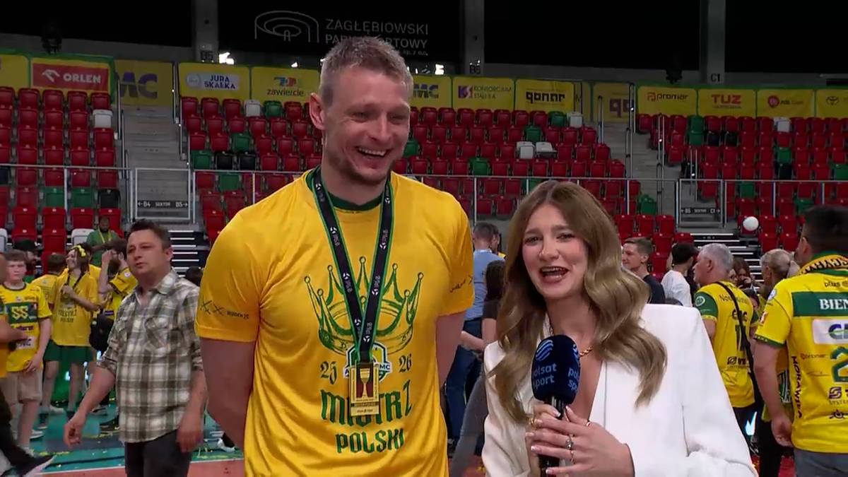 Kobieta z mikrofonem przeprowadza wywiad z mężczyzną w ż&oacute;łtej koszulce z medalami.