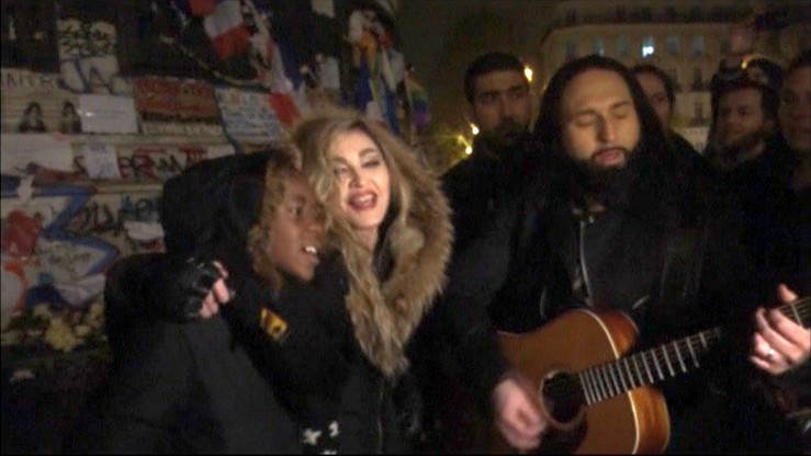 Niespodziewany koncert Madonny w Paryżu w hołdzie ofiarom zamachów
