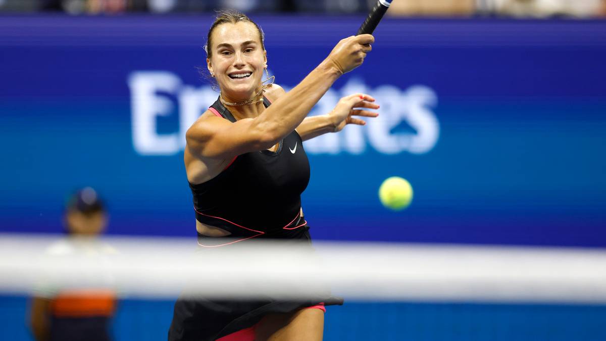 Aryna Sabalenka uderza piłkę tenisową podczas meczu.