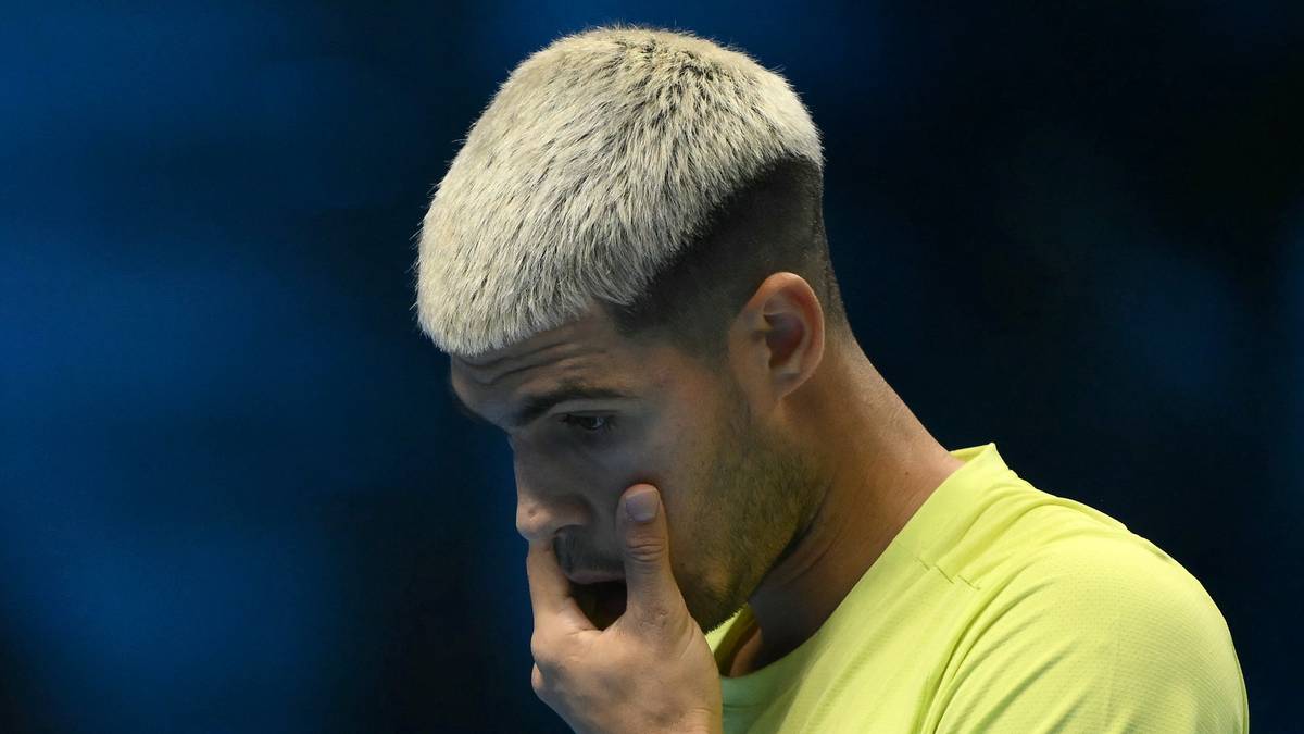 Carlos Alcaraz w żółtej koszulce, zamyślony