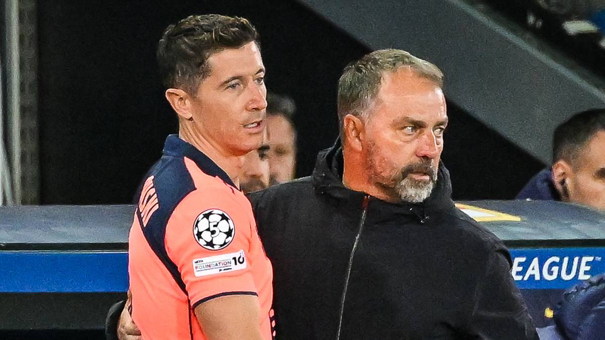 Piłkarz Robert Lewandowski i trener Hansi Flick obejmują się na boisku piłkarskim.