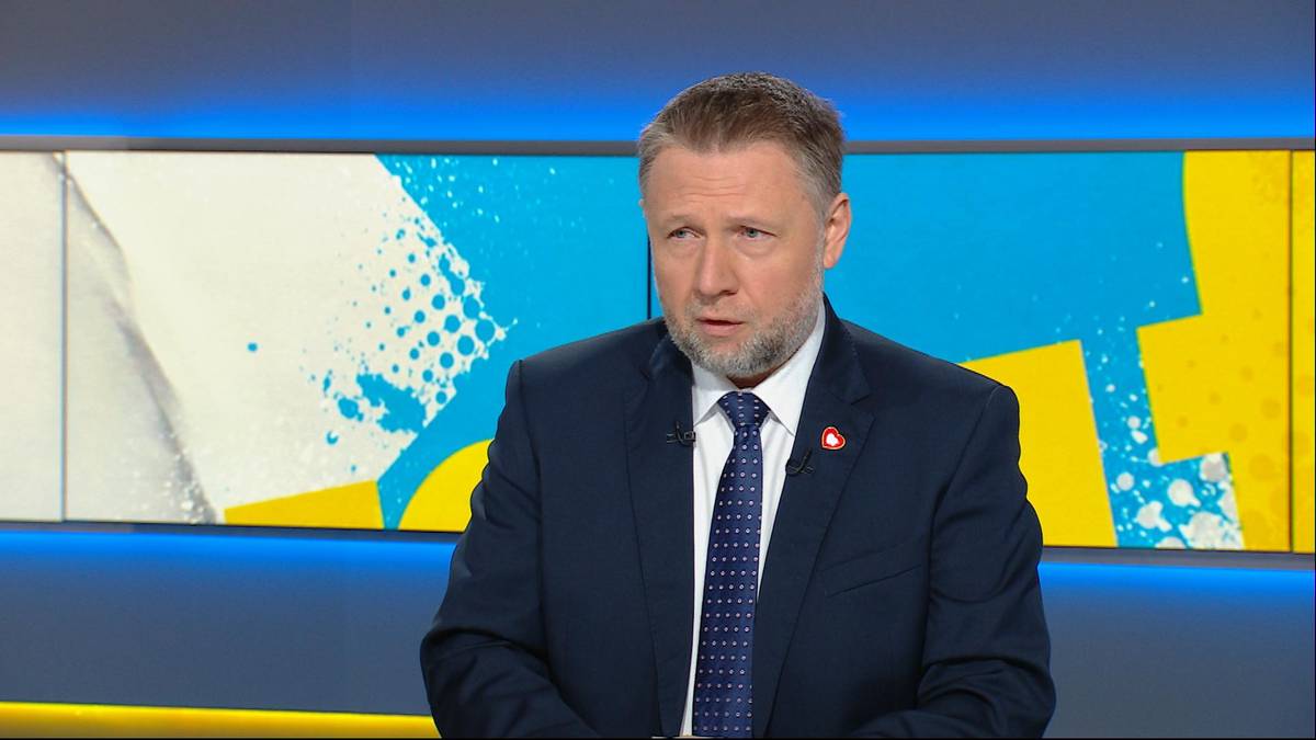 Mężczyzna w garniturze i krawacie z kr&oacute;tką brodą, patrzący przed siebie.