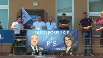 Protest AgroUnii. Wysypali zboże przed biurem poselskim Jacka Sasina i Beaty Mazurek