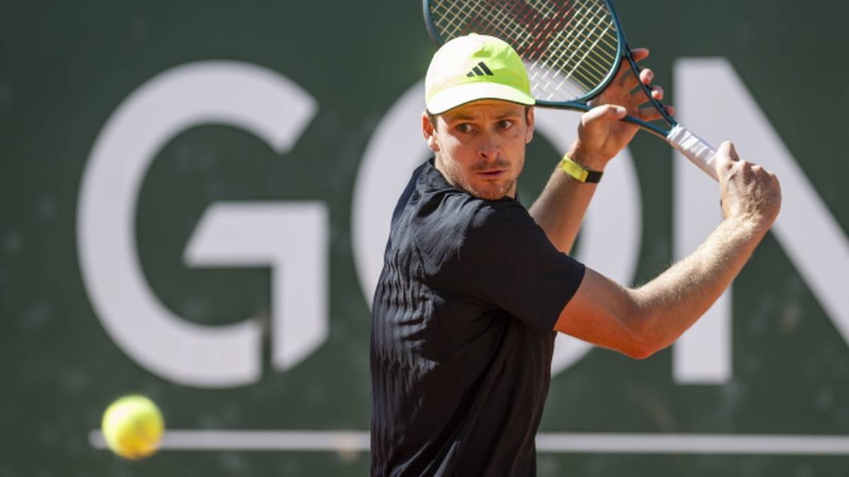 Hubert Hurkacz wykonuje forhend podczas meczu tenisowego.