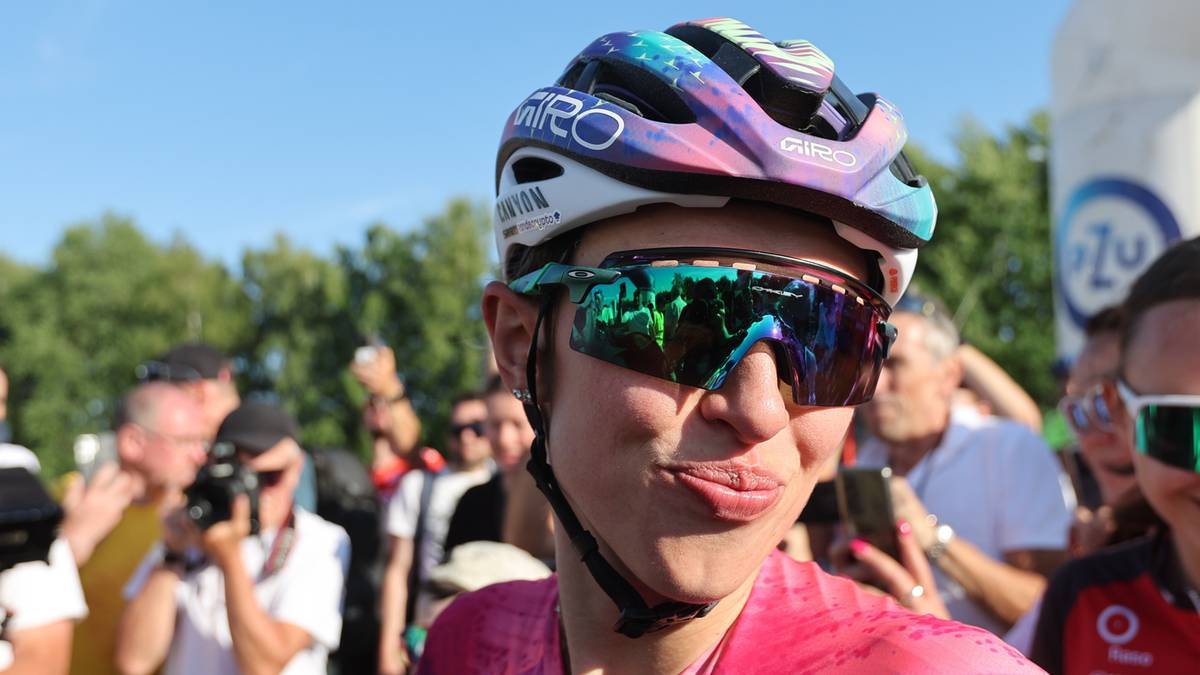 Kask i okulary przeciwsłoneczne kolarza podczas wyścigu kolarskiego.