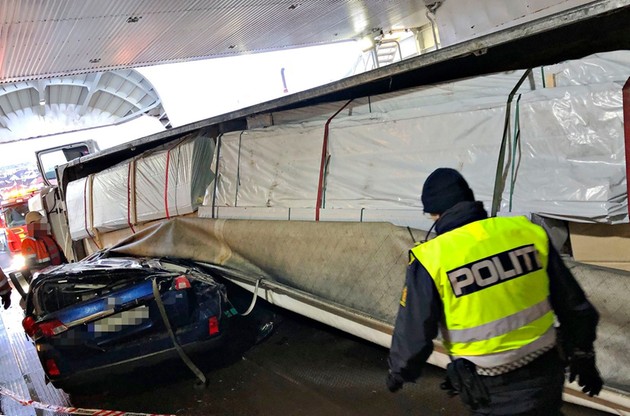 Polski tir zmiażdżył auto na norweskim promie