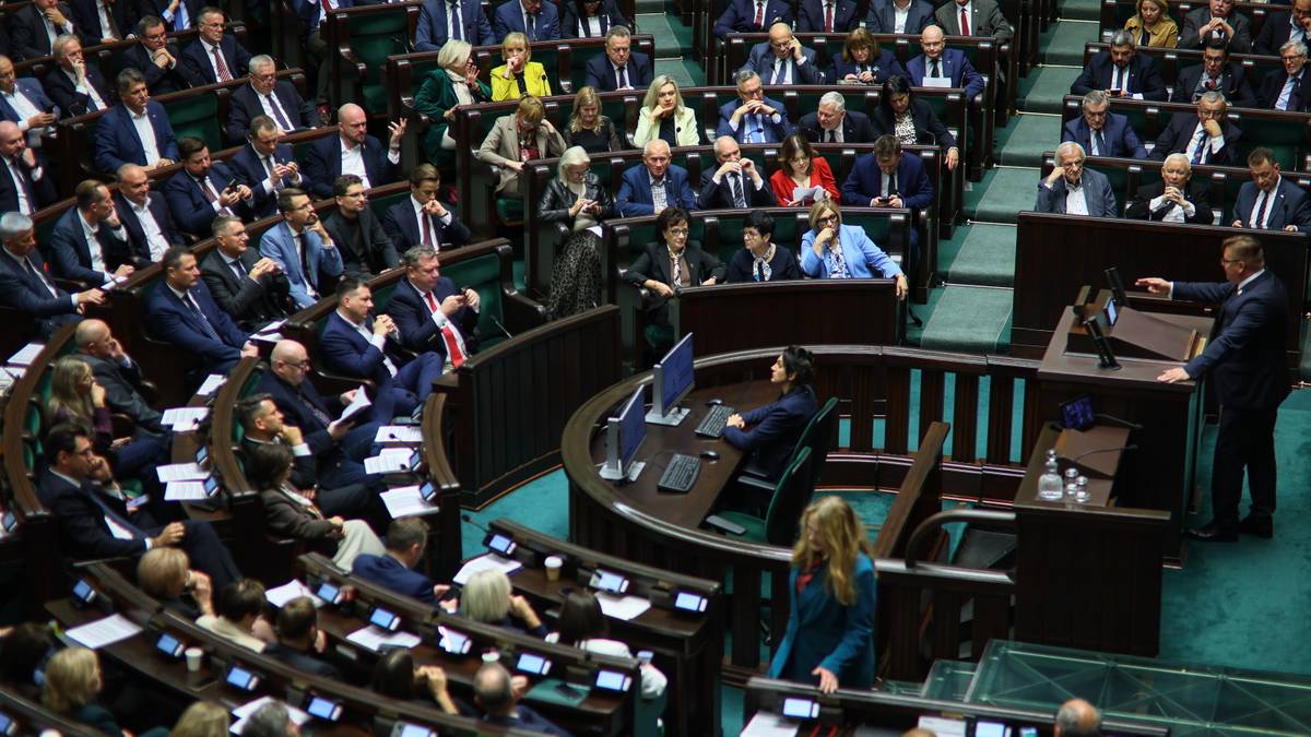 Nowy sondaż partyjny. KO wyprzedza PiS, w Sejmie pięć ugrupowań