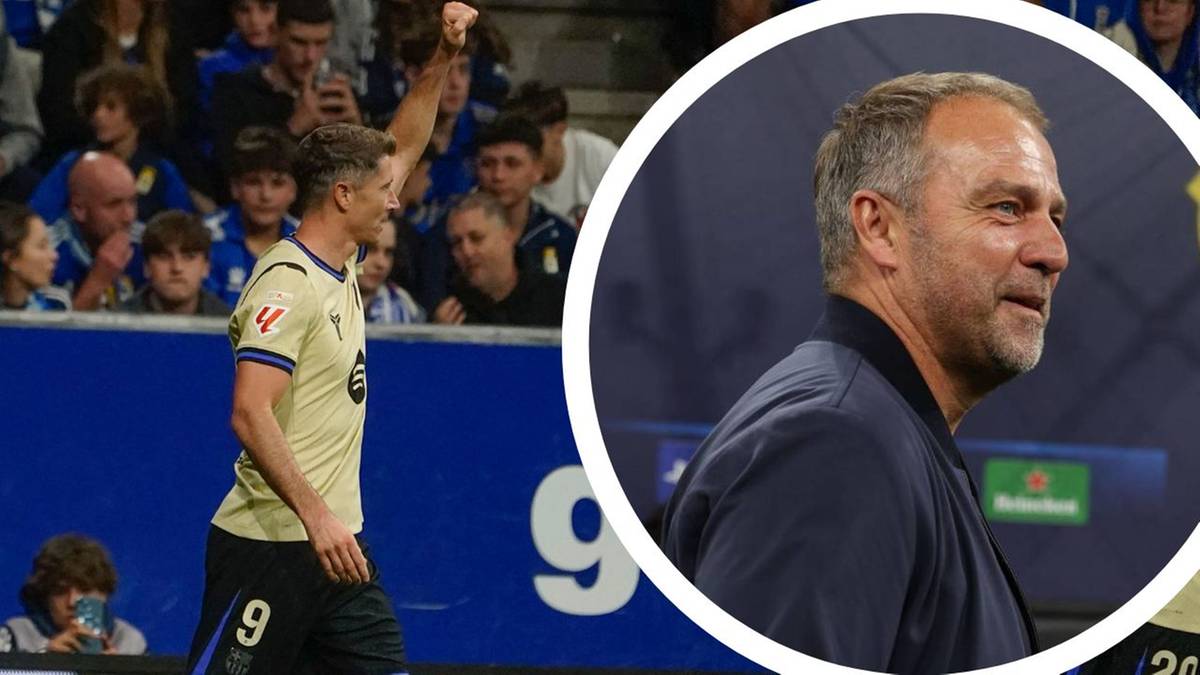 Piłkarz Robert Lewandowski w żółtej koszulce z numerem 9, radośnie unosi rękę po strzeleniu bramki. Obok, w okręgu, widać uśmiechniętego trenera Hansiego Flicka.