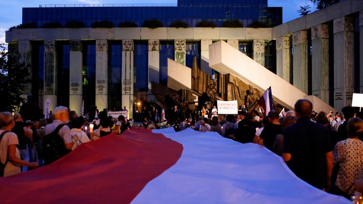 Pikieta przed Sądem Najwyższym przeciw zmianom w sądownictwie. "Bronimy polskiej praworządności"
