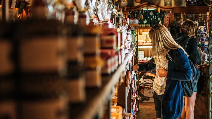 Dla żartu kaszlała w supermarkecie. Sklep musiał wyrzucić jedzenie