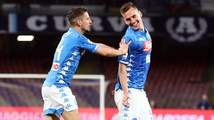 Piłkarze Napoli, jeden z nich czule poklepuje drugiego po ramieniu w geście gratulacji po strzelonej bramce.