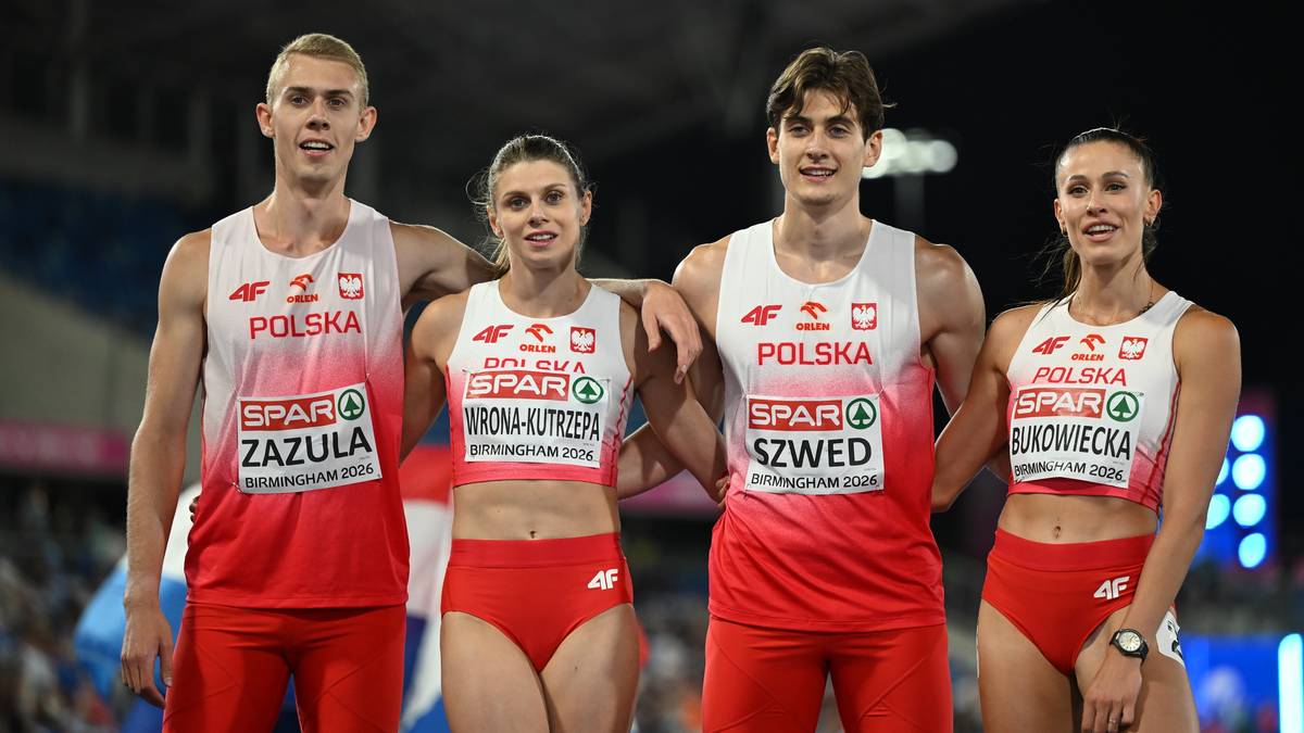 Cztery osoby w strojach lekkoatletycznych z napisem "POLSKA" pozują do zdjęcia.
