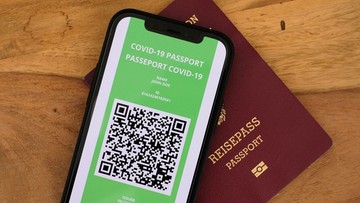 Paszporty covidowe przedłużone o rok