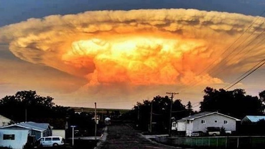Chmura burzowa Cumulonimbus. Fot. Karen Titchener.