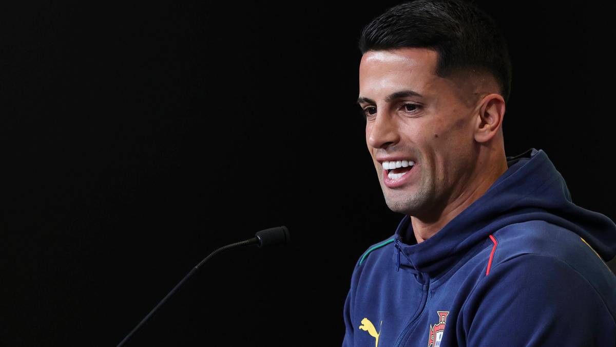 Piłkarz Jo&atilde;o Cancelo podczas wywiadu.