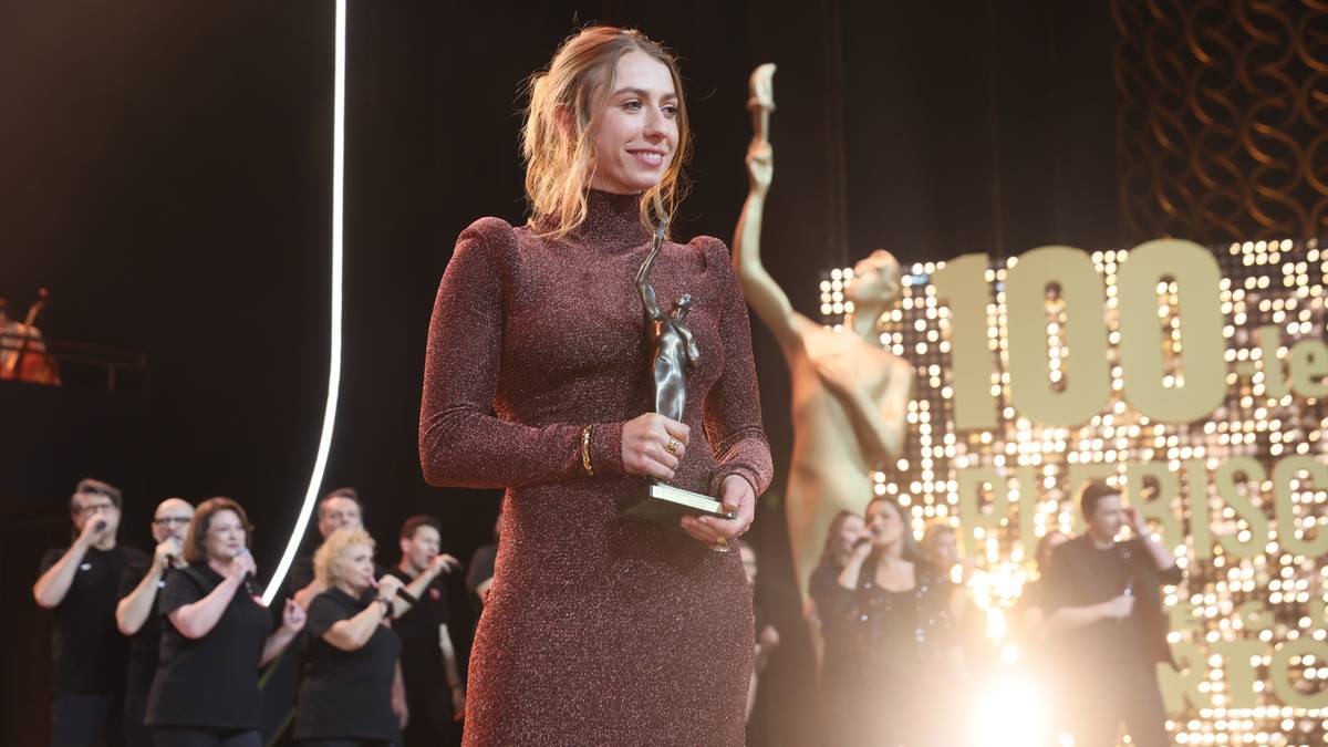 Klaudia Zwolińska odbiera nagrodę na scenie.