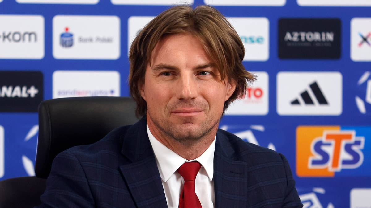 Portret Piotra Obidzińskiego, byłego prezesa Rakowa Częstochowa, siedzącego za stołem podczas konferencji prasowej.