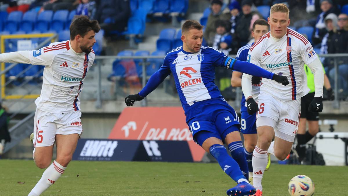 Piłkarze Wisły Płock i Rakowa Częstochowa walczą o piłkę na boisku podczas meczu.