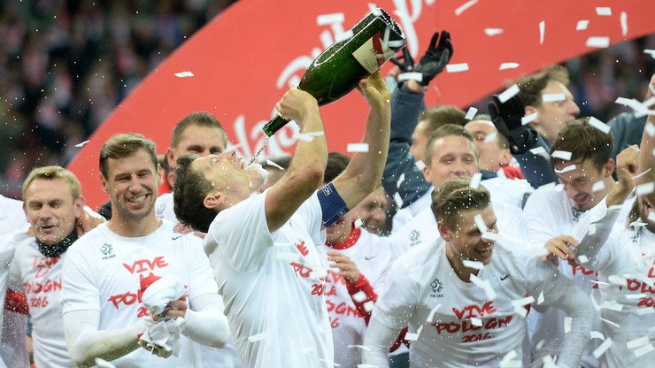 Policja wszczęła śledztwo przeciwko Lewandowskiemu, bo pił szampana po meczu z Irlandią