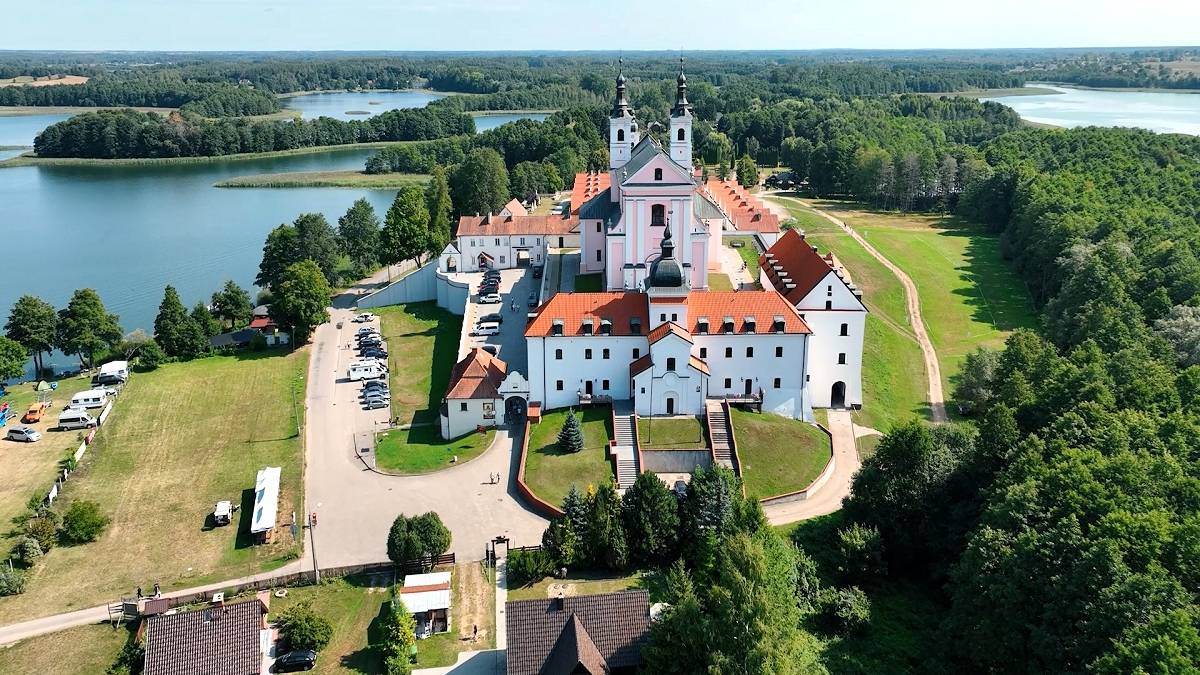 Pokamedulski klasztor na tle Jeziora Wigry. Fot. Polsat Box Go.