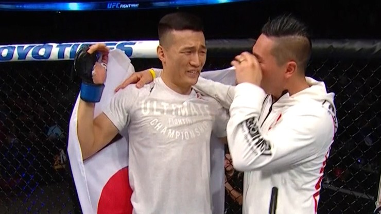 UFC: Radość i wzruszenie na twarzy "Koreańskiego Zombie" (WIDEO)