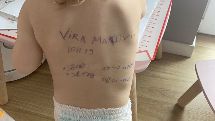 Dziewczynka, której mama napisała dane osobowe na plecach, jest we Francji