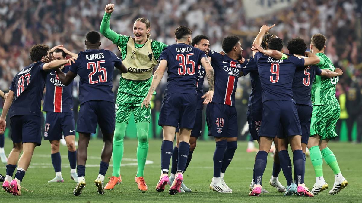 Piłkarze PSG świętują zwycięstwo na boisku.