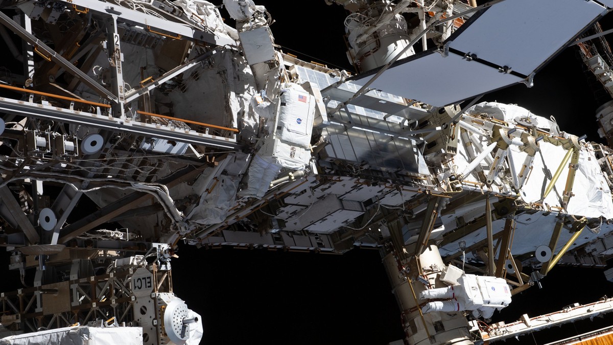 Podczas spaceru kosmicznego astronautki zgubiły torbę ze sprzętem. Zgubę można zobaczyć z Ziemi