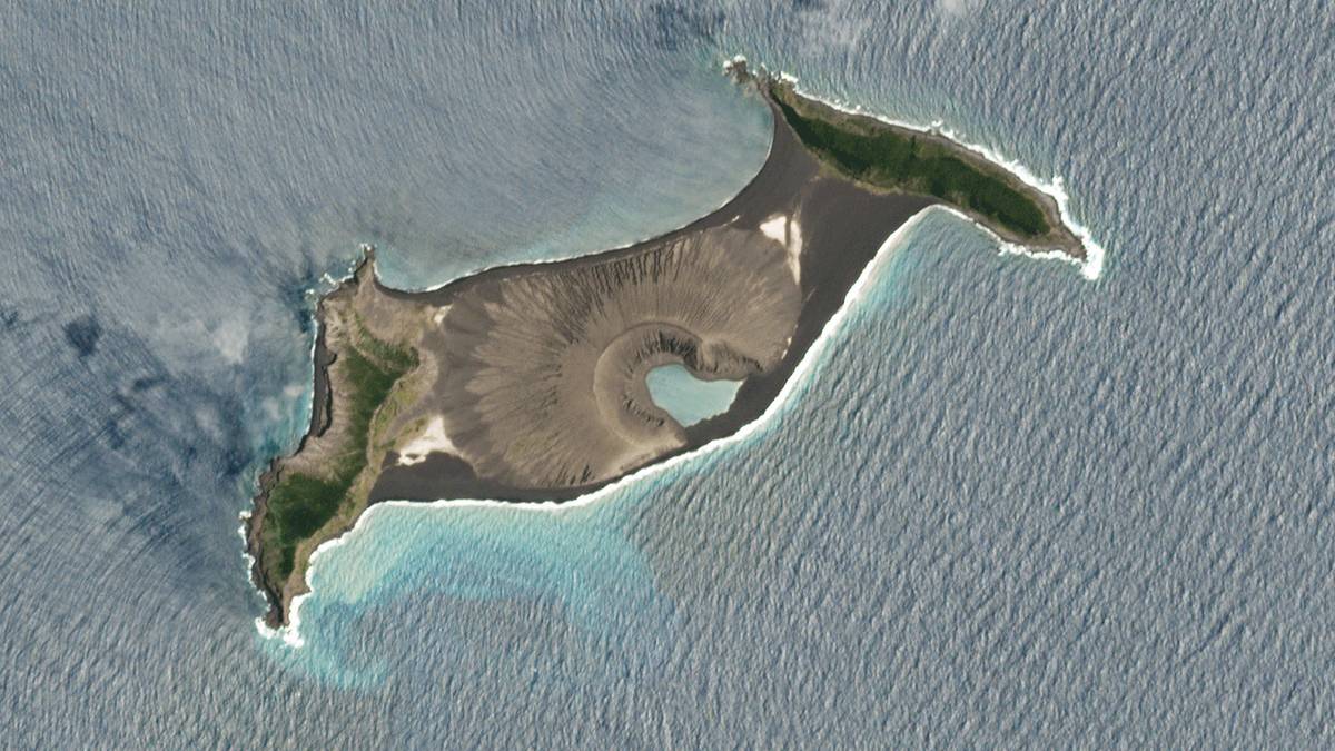 Zdjęcie satelitarne przedstawiające wyspę Hunga Tonga Hunga Ha'apai po erupcji wulkanicznej, z widocznym kraterem i otaczającą wodą.