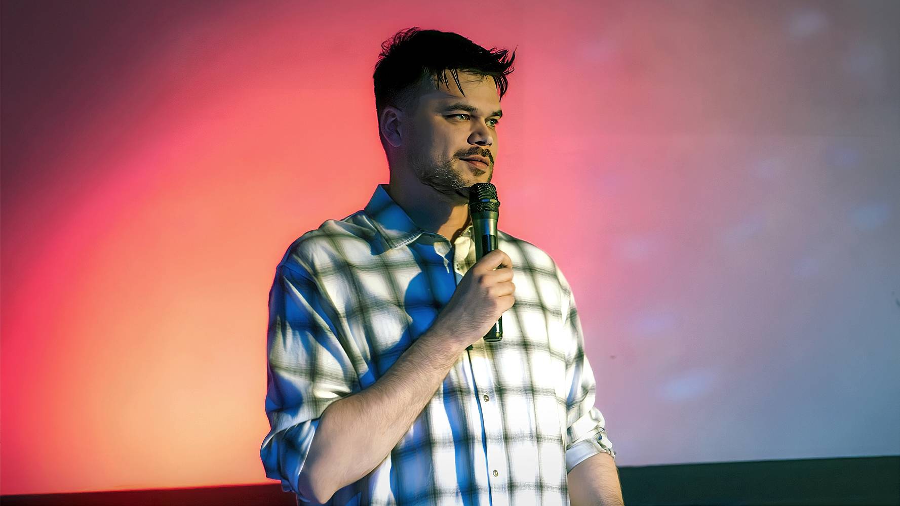 Król stand-upu debiutuje w hicie Policjantki i Policjanci - tv4.pl